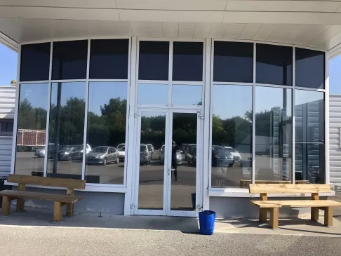 Film anti chaleur posé en extérieur à Soullans dans une entreprise pour le confort des salariés en salle de pause.