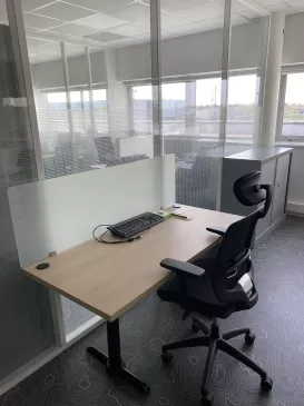 Film décoratif et confidentialité posé en intérieur à St Jean de Monts dans les bureaux afin de faire un espace séparé.