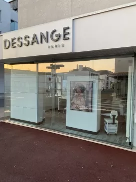 Film anti décoloration posé en extérieur à Challans dans un salon de coiffure afin de protéger les produits exposés ainsi que le confort des clients.