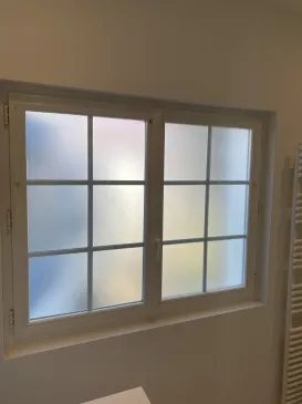 Film confidentialité posé en intérieur à Noirmoutier dans une salle de bain qui donne sur une rue passante.